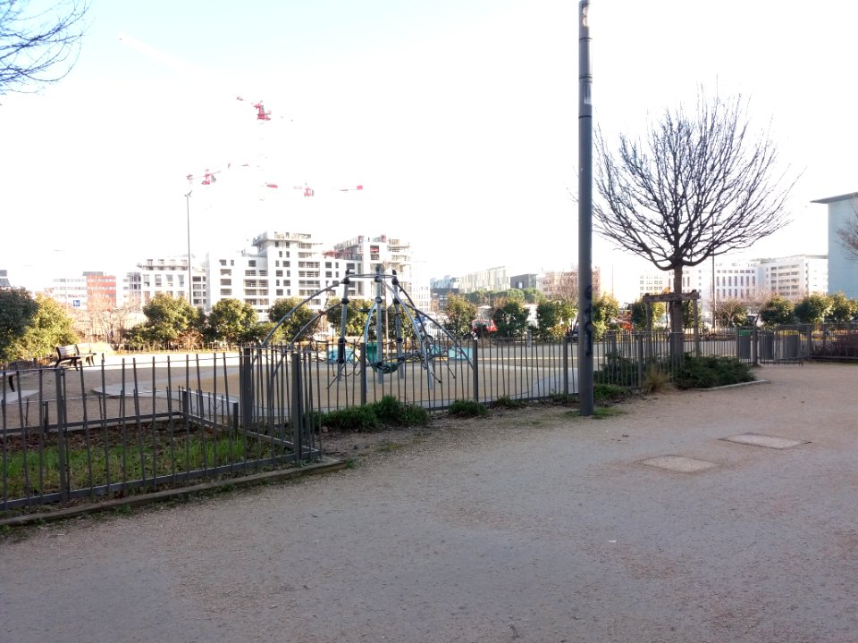 Lyon 7e - Jardin des Abruzzes, depuis la rue Simone de Beauvoir