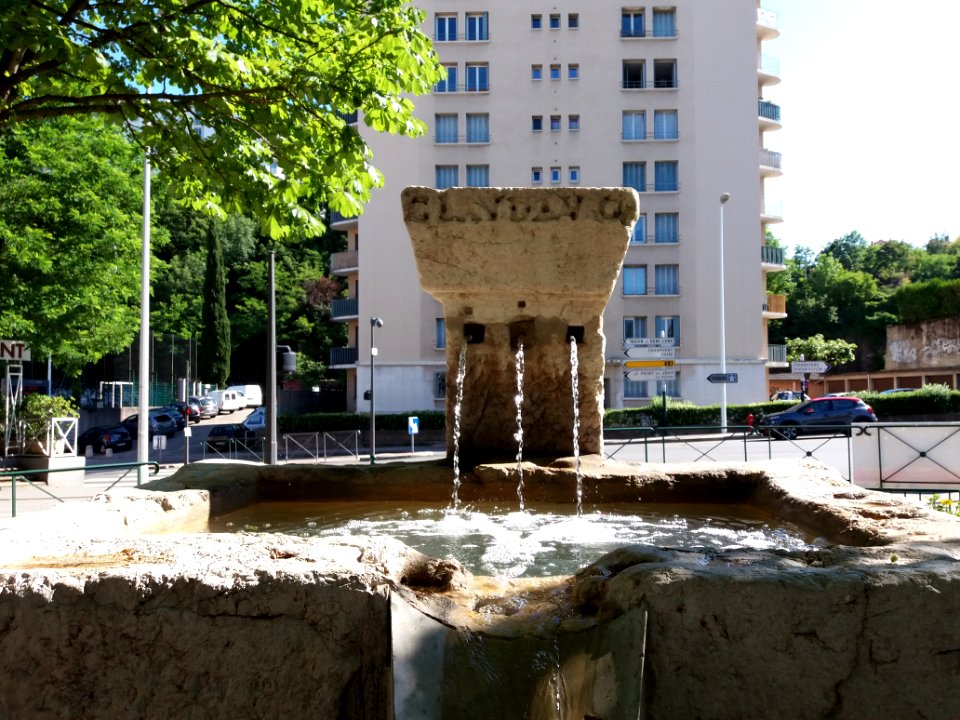 Lyon 5e - Place de Trion, fontaine de Claude (6)
