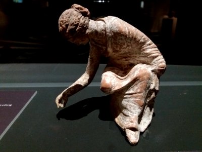 Lyon 5e - Musée Lugdunum - Ludique ! Jouer dans l'Antiquité, joueuse d'osselets