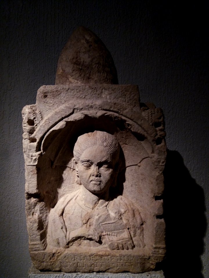 Lyon 5e - Musée Lugdunum, épitaphe de Primilla, petit cippe surmonté d'un cône à godrons avec niche cintrée