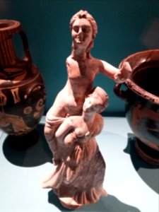 Lyon 5e - Musée Lugdunum - Ludique ! Jouer dans l'Antiquité, deux jeunes filles jouant au jeu du porteur (jeu de l'éphédrismos)