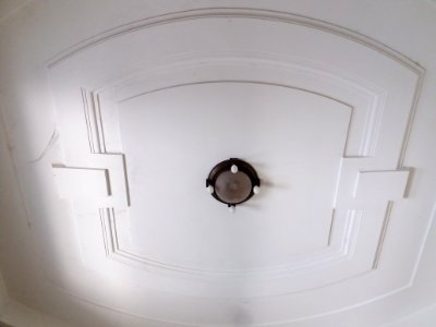 Lyon 5e - Quai de Bondy, palais Bondy, lumière au plafond de l'entrée