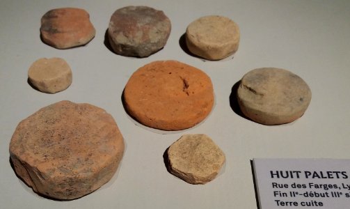 Lyon 5e - Musée Lugdunum - Ludique ! Jouer dans l'Antiquité, huit palets, en terre cuite, rue des Farges
