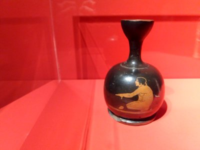 Lyon 5e - Musée Lugdunum - Ludique ! Jouer dans l'Antiquité, lécythe attique à figures rouges, jeune homme accroupi