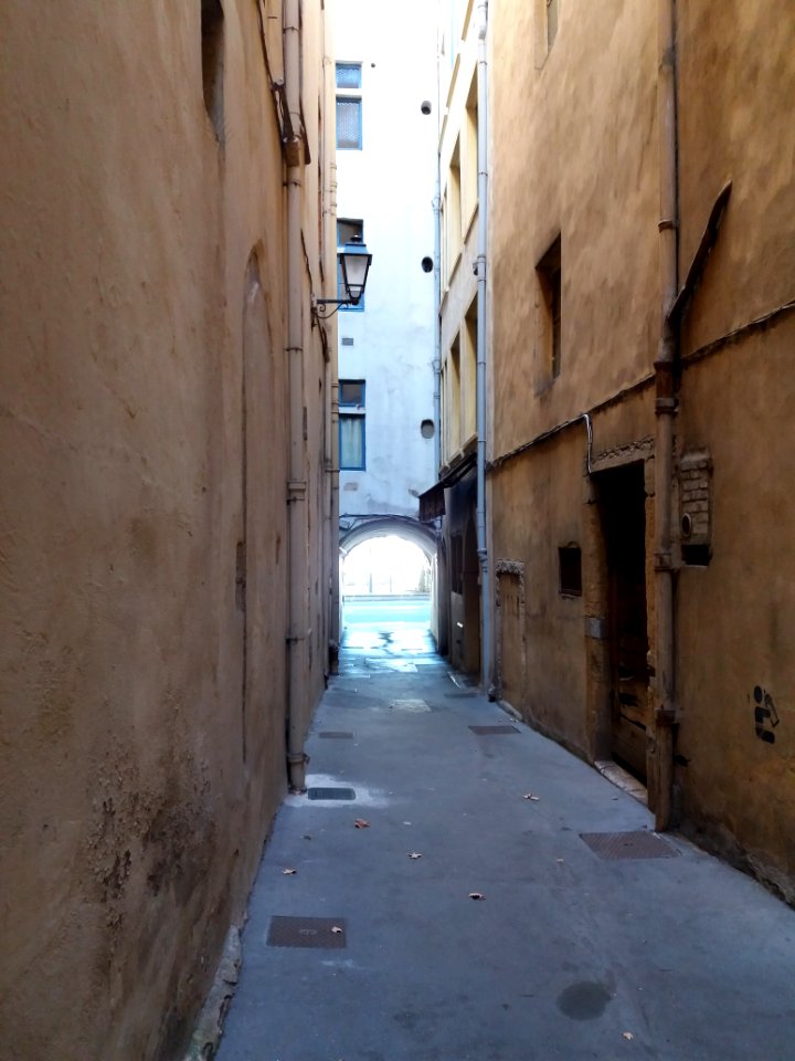 Lyon 5e - Quai de Bondy - Passage au numéro 22
