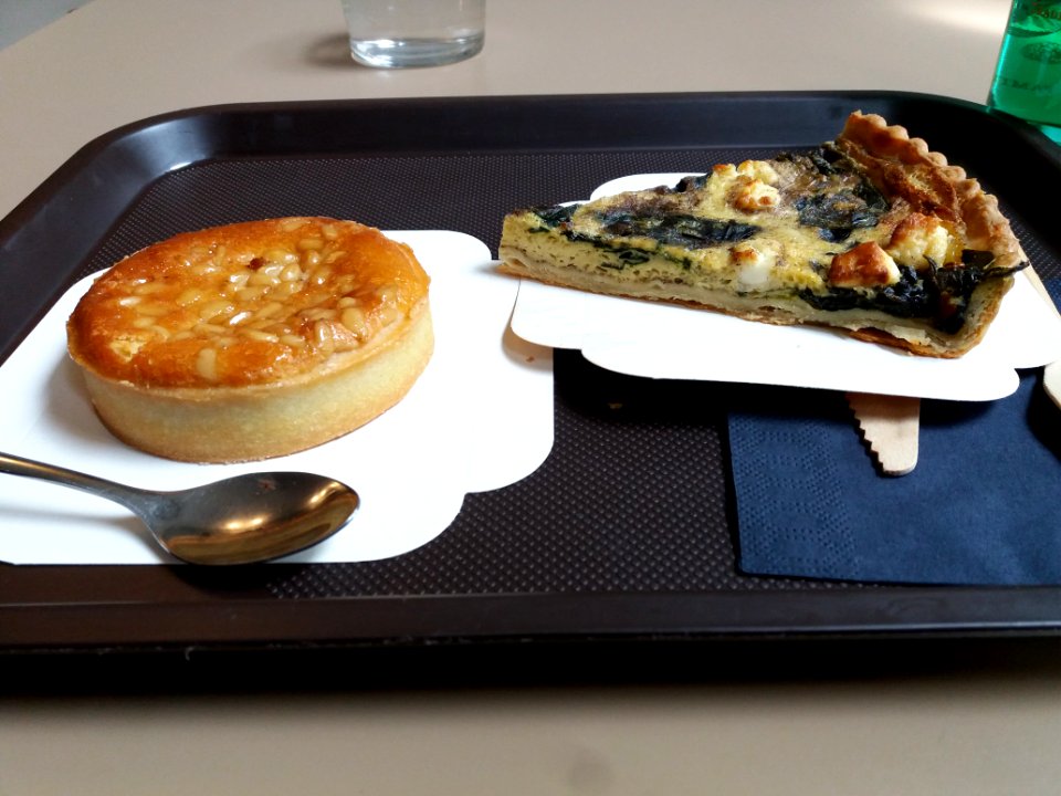 Lyon 7e - Le Bistrot du Comœdia, gâteau aux amandes et pignons de pin, tartes aux jeunes pousses d'épinard