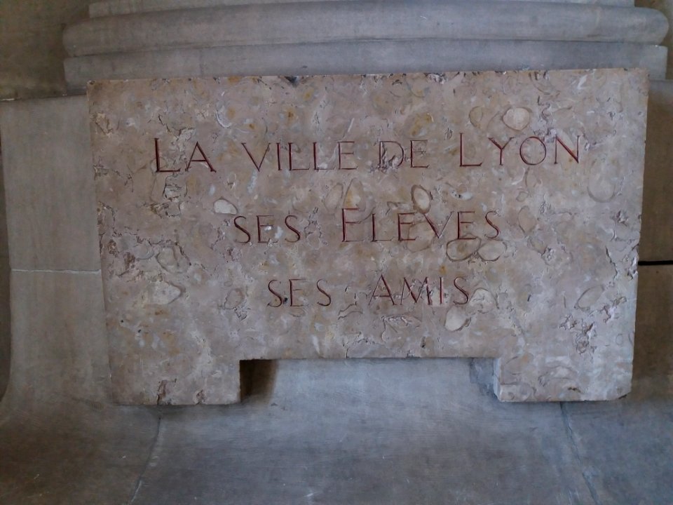 Lyon 5e - Quai de Bondy, palais Bondy, plaque sur le monument à Eugène Huguet