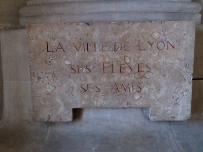 Lyon 5e - Quai de Bondy, palais Bondy, plaque sur le monument à Eugène Huguet