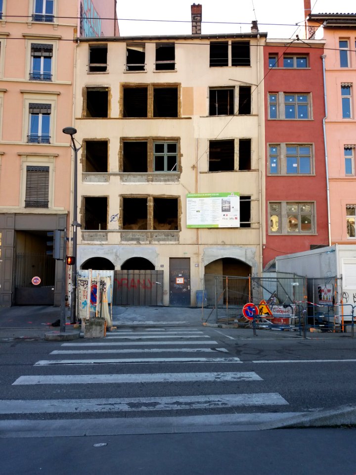 Lyon 5e - Quai Pierre Scize, bâtiment en rénovation au numéro 84