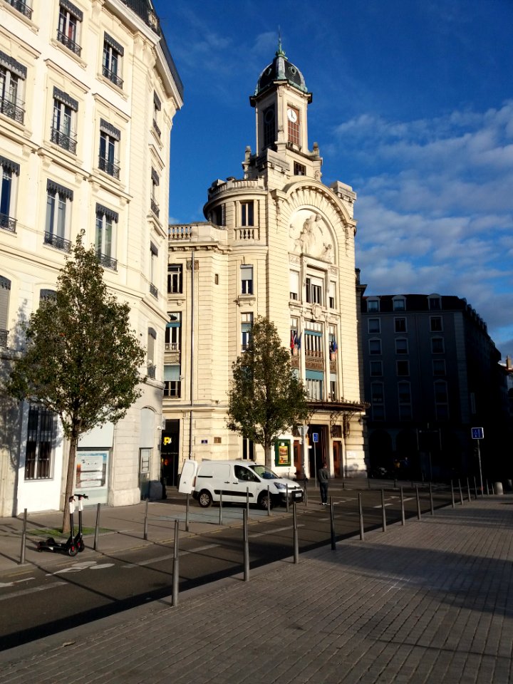 Lyon 7e - Place Antonin Jutard - Palais de la Mutualité, profil et tour