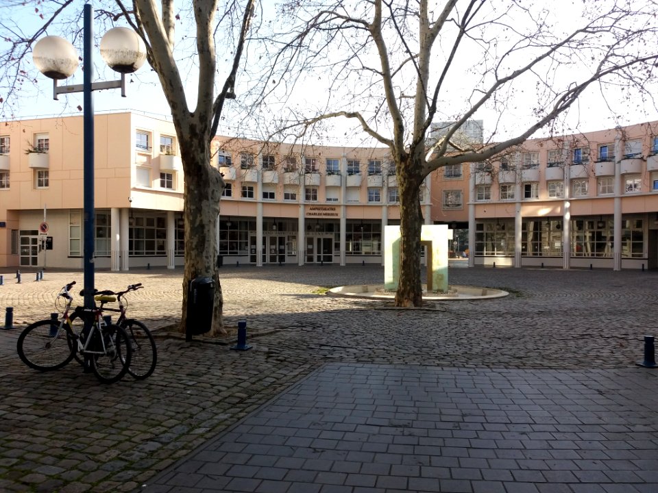 Lyon 7e - Place de l'École, vue de la rue de Saint-Cloud