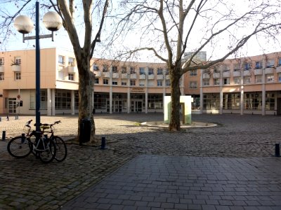 Lyon 7e - Place de l'École, vue de la rue de Saint-Cloud