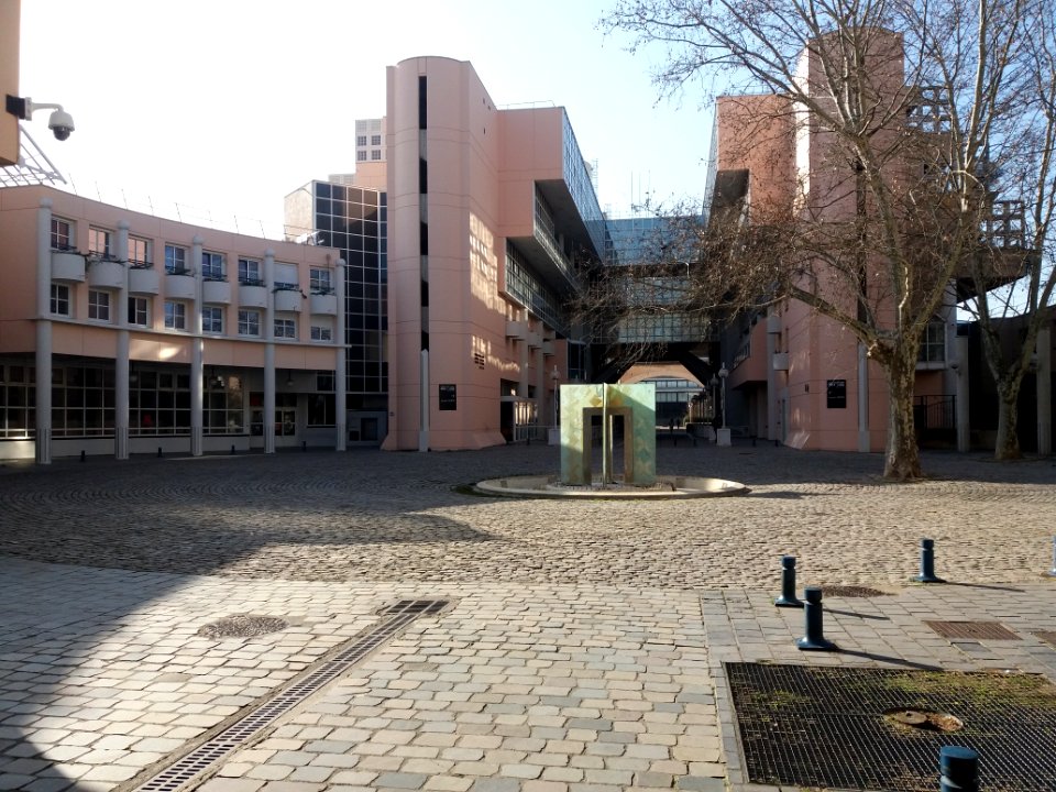 Lyon 7e - Place de l'École, vue allée d'Italie vers la halle Tony Garnier