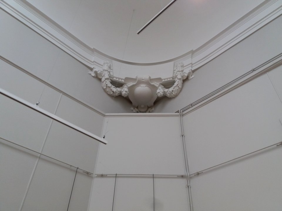 Lyon 5e - Quai de Bondy, palais Bondy, salle des expositions, moulure dans un angle