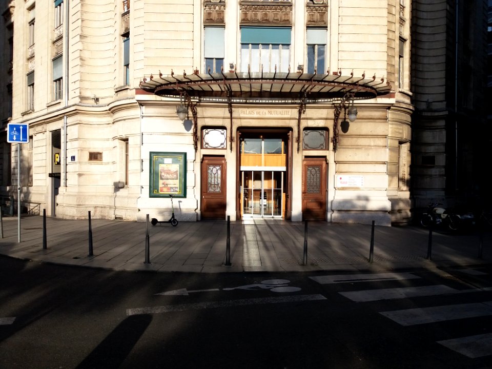 Lyon 7e - Place Antonin Jutard - Palais de la Mutualité, porte d'entrée