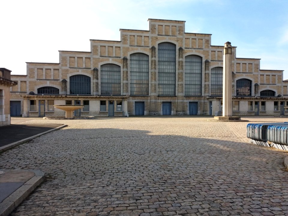 Lyon 7e - Halle Tony Garnier, façade nord depuis la grille d'entrée
