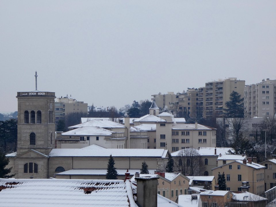 Lyon 5e - Parc de la Visitation - Vue sur l'église Saint-Irénée, sous la neige