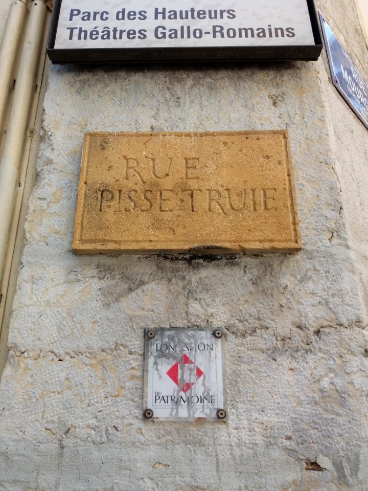 Lyon 5e - Plaque rue Pisse-Truie dans la rue Mourguet