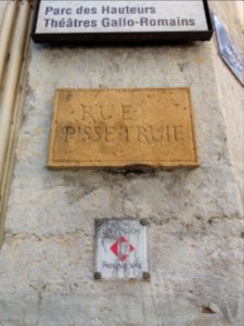 Lyon 5e - Plaque rue Pisse-Truie dans la rue Mourguet