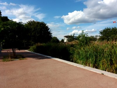 Lyon 7e - Parc de Gerland, vue au loin sur l'église Saint Irénée