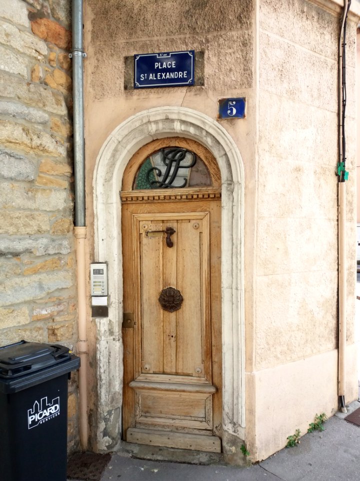 Lyon 5e - Place Saint Alexandre, porte au numéro 5