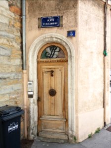 Lyon 5e - Place Saint Alexandre, porte au numéro 5