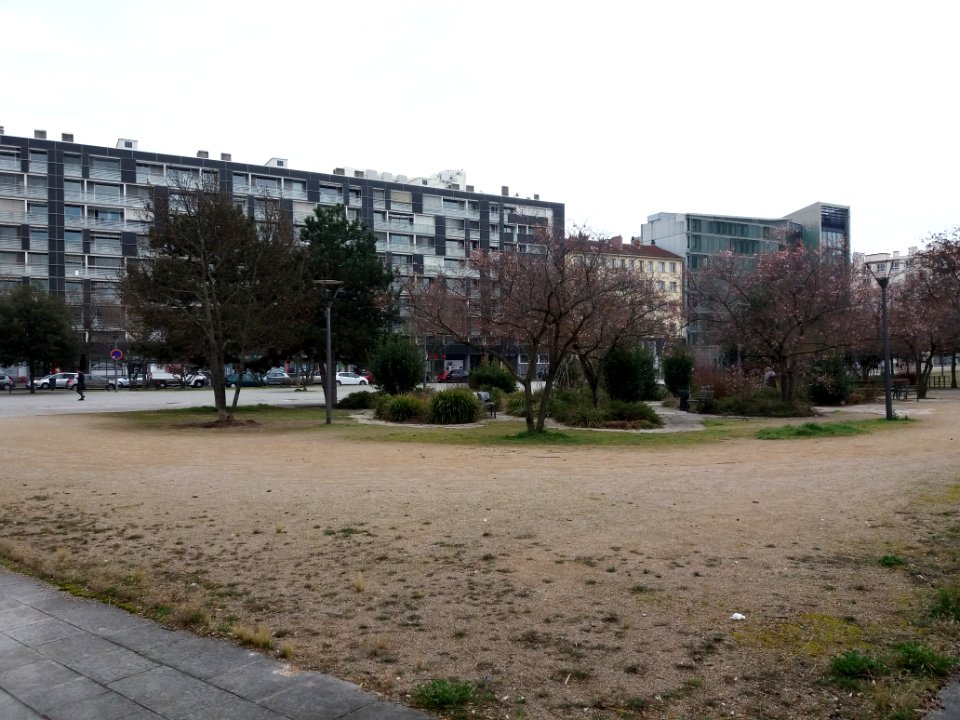 Lyon 7e - Parvis René Descartes, depuis l'angle nord-ouest