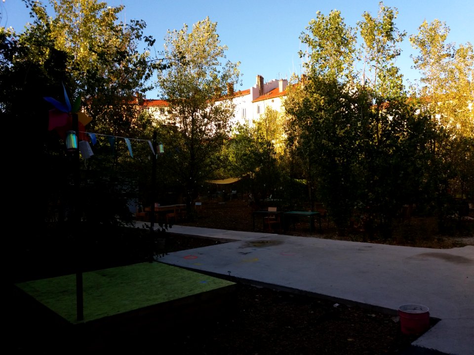 Lyon 7e - Halles du Faubourg, jardin (05)