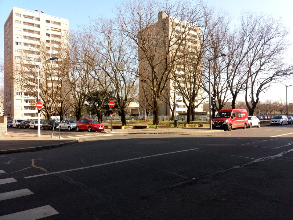 Lyon 7e - Place Alexandre Morin, vue depuis l'avenue Leclerc