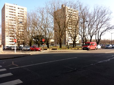 Lyon 7e - Place Alexandre Morin, vue depuis l'avenue Leclerc