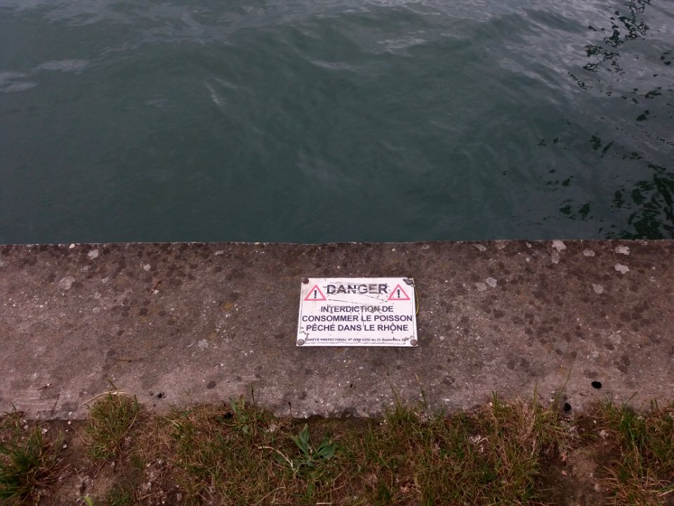 Lyon 7e - Parc de Gerland - Plaque d'interdiction de consommer le poisson du Rhône