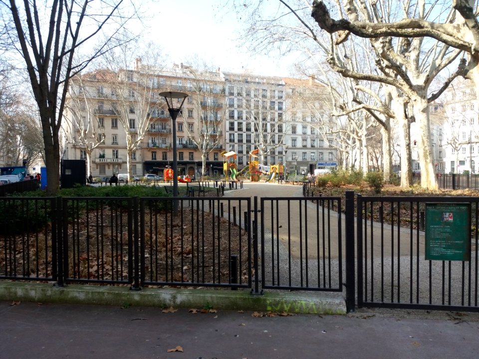 Lyon 7e - Place Aristide Briand, depuis l'entrée du parc rue Duguesclin