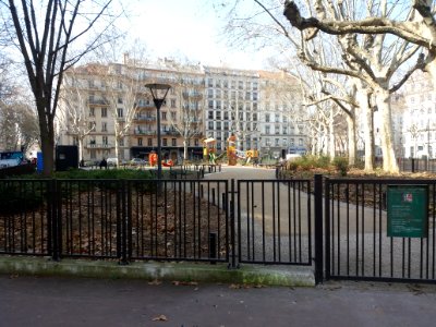 Lyon 7e - Place Aristide Briand, depuis l'entrée du parc rue Duguesclin