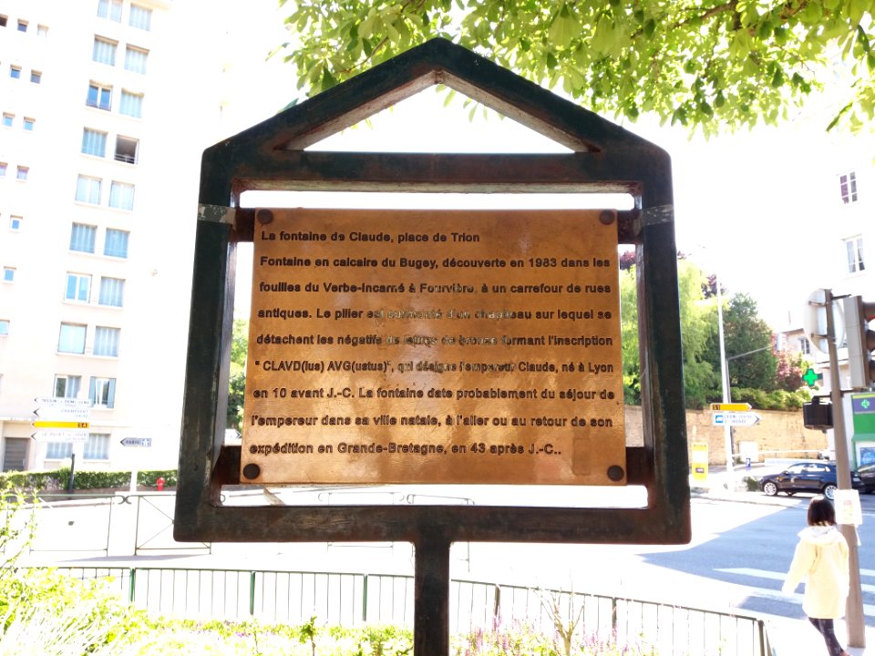 Lyon 5e - Place de Trion, fontaine de Claude, plaque