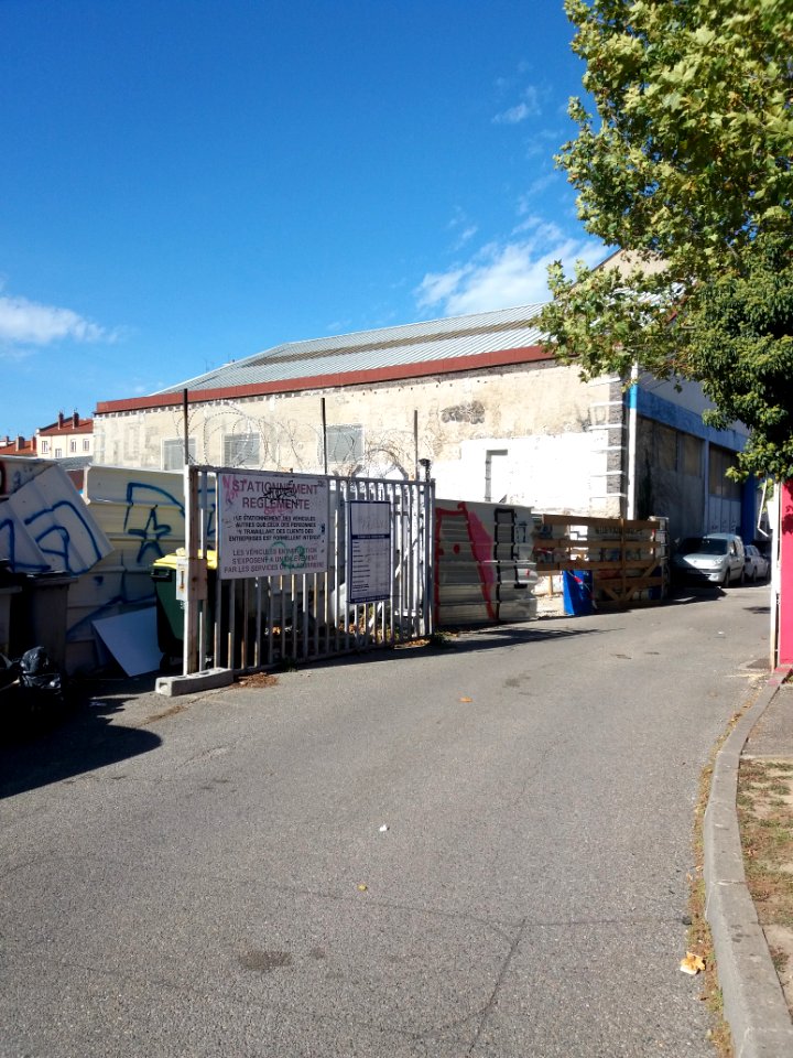 Lyon 7e - Impasse des Chalets, en sortant du parking des Halles du Faubourg