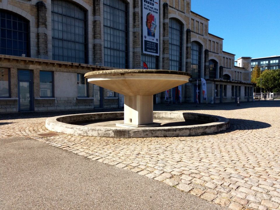 Lyon 7e - Halle Tony Garnier, fontaine (1)