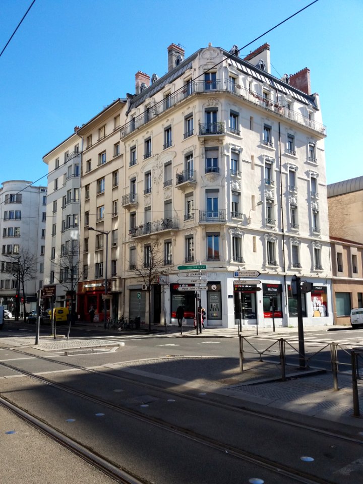 Lyon 7e - Immeuble à l'angle de l'avenue Berthelot et de la rue de Marseille