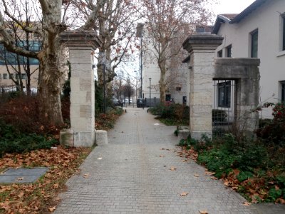 Lyon 7e - Parc de Gerland, colonnes de portail rue Jonas Salk (sortant)