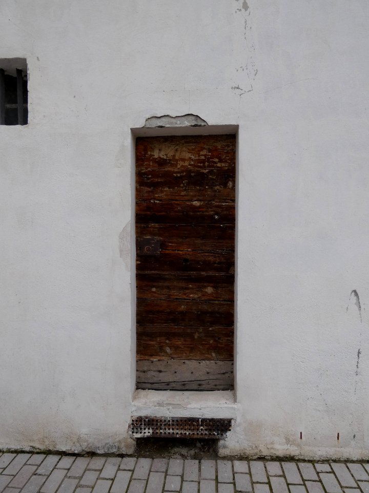 Lyon 5e - Montée du Cardo - Hôpital de l'Antiquaille - Porte en bois au pied du clocher de l'Antiquaille