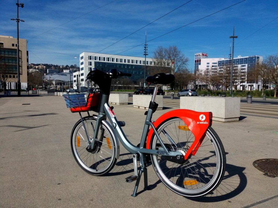 Lyon 7e - Place de l'Exposition Internationale, nouveau e-Vélo'v