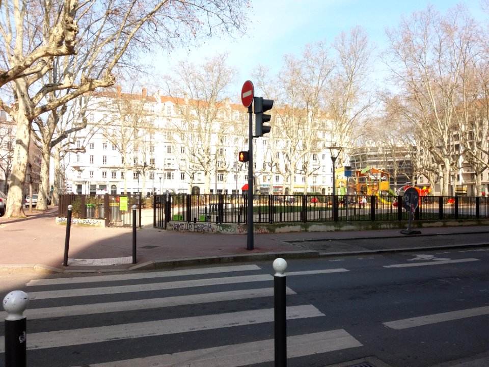 Lyon 7e - Place Aristide Briand, depuis l'avenue Félix Faure, à l'angle de la rue de Créqui