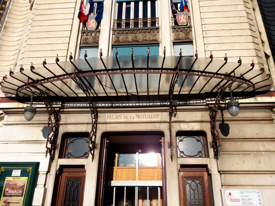 Lyon 7e - Place Antonin Jutard - Palais de la Mutualité, verrière de l'entrée