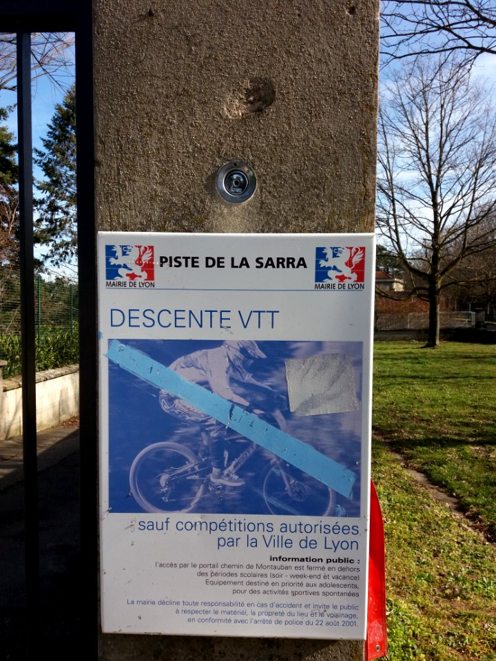 Lyon 5e - Piste de la Sarra, panneau Descente VTT