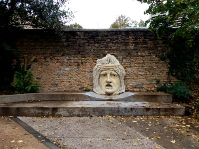 Lyon 5e - Jardin André Malraux, fontaine d'après un masque funéraire photo