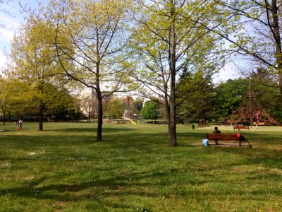 Lyon 5e - Parc de la Mairie - Banc et jeux pour enfants