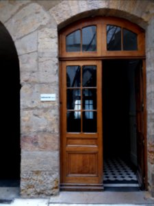 Lyon 5e - Montée Saint Barthélémy - Lycée Sainte-Marie Lyon, porte du bâtiment A