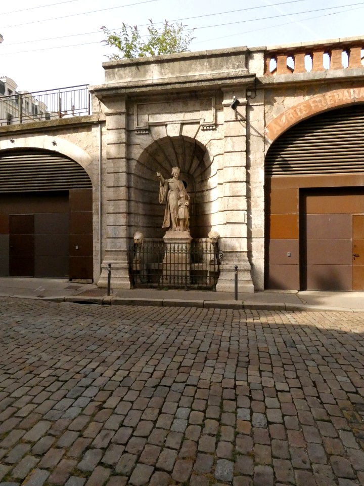 Lyon 5e - Rue Saint Paul - Statue de Jean Gerson - Depuis l'église Saint Paul