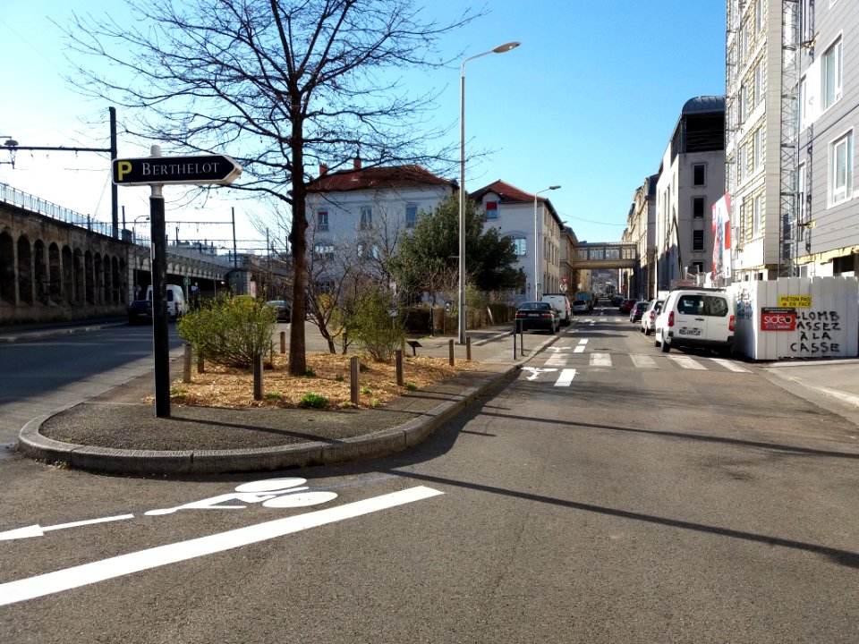 Lyon 7e - Jardin des 44 enfants d'Izieu, le long de la rue Étienne Rognon