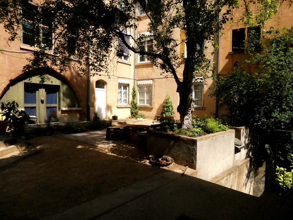 Lyon 5e - Rue Saint-Georges - Tènement du 10-12 - Cour 01
