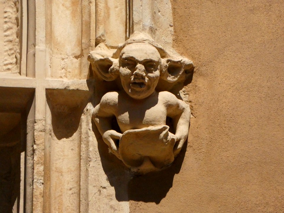 Lyon 5e - Montée du Gourguillon - Immeuble au numéro 2 - Personnage aux oreilles de cochon